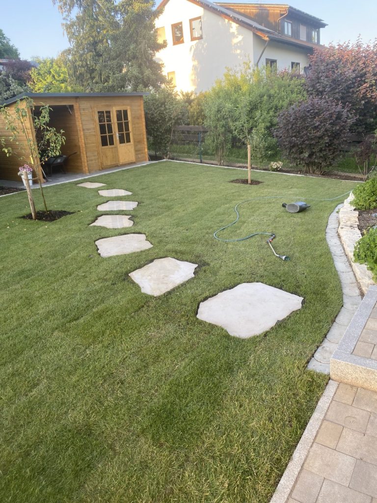 Garten mit Fußwegen und Häuschen